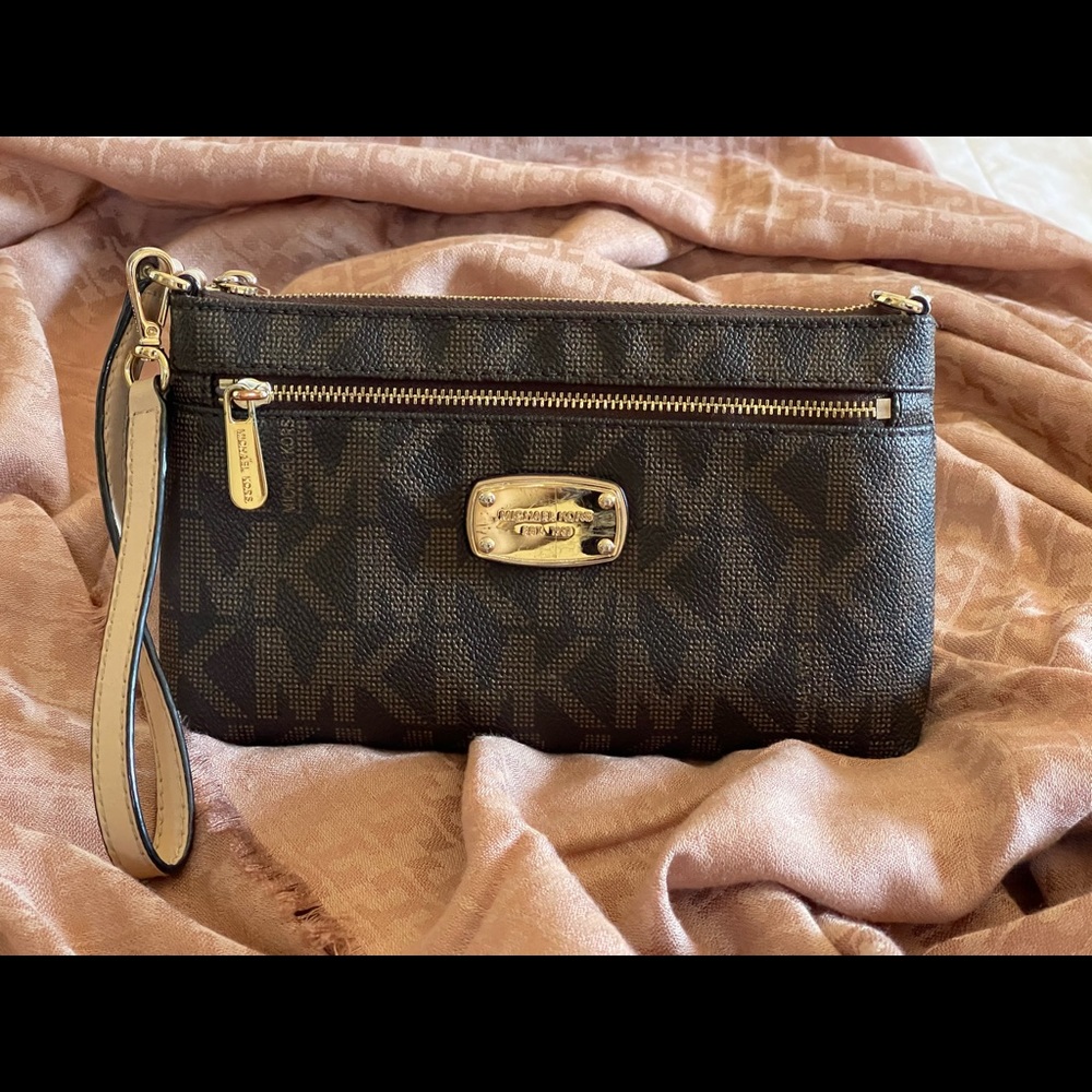 ✨Michael Kors print wristlet!!✨